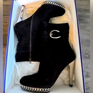 Stuart Weitzman black suede booties
8.5B